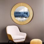 مرآة جدارية دائرية بتصميم عصري وإطار من الخيزران باللون الذهبي، تضيف لمسة أنيقة للمساحات الداخلية.