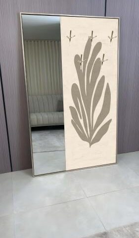 لوحة فنية مع مرايا وعلاقات