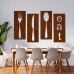 لوحة خشبية مودرن بأربعة أقسام، مزخرفة بأدوات طعام وكلمة "eat" باللون البني.
