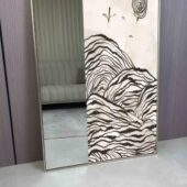 لوحة فنية مبتكرة مع مرايا، تتضمن تصميمًا جبليًا بالألوان البيج والأسود، بإطار معدني أنيق.