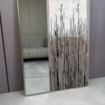 لوحة فنية تجمع بين المرايا وتصميم عصري بألوان هادئة ونقوش طبيعية تعزز جمالية المكان.