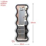 مرآة جدارية بتصميم متموج، بحجم 160×60 سم، إطار أبيض مع حواف سوداء، تعكس الأناقة والحداثة.