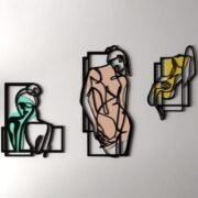منحوتة ديكور أكرليك بتصميم تجريدي، تضم ثلاثة أشكال ملونة بألوان مميزة مثل الأخضر والبرتقالي والأصفر.