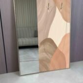 لوحة فنية مع مرايا بألوان دافئة وتصميم عصري، مزودة بخمسة علاقات ذهبية.
