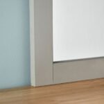 مرآة جدارية بتصميم أنيق، إطار خشبي بلون فاتح، تضيف لمسة عصرية على الديكور الداخلي.