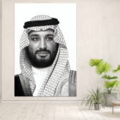 لوحة فنية باللونين الأسود والأبيض لرجل يرتدي الزي التقليدي، تعكس التراث الثقافي.