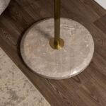 قاعدة مرآة جدارية إيليت دائرية من الرخام بلون رمادي مع لمسات ذهبية، تدعم التصميم العصري.