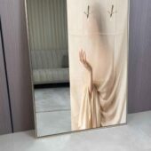 لوحة فنية مزودة بمرايا، إطار ذهبي، تعكس تصميمًا أنيقًا مع تفاصيل دقيقة وعلاقات للتعليق.