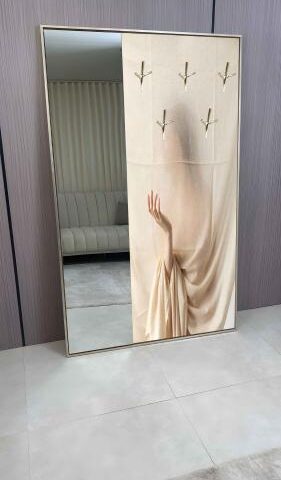 لوحة فنية مع مرايا وعلاقات