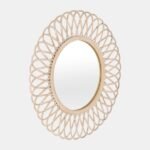 مرآة جدارية بيضاوية بإطار من الخشب بلون بيج، تصميم عصري مع تفاصيل منحنية أنيقة.