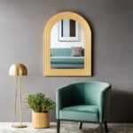 مرآة جدارية ذات إطار ذهبي، بتصميم مقوس، تضيف لمسة عصرية للمساحات الداخلية.