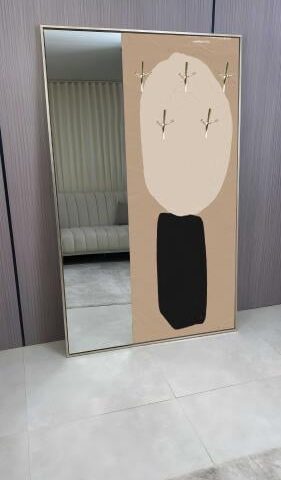 لوحة فنية مع مرايا وعلاقات