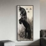 لوحة فنية جدارية حديثة تصور حصاناً أسود بتفاصيل فنية رائعة، مع خلفية غامقة وأنيقة.