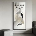 لوحة فنية جدارية مودرن باللونين الأبيض والأسود مع خطوط فنية وأقواس لتعليق العبايات.