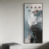 لوحة فنية جدارية مودرن بألوان مائية تتضمن خطافات سوداء لتعليق العبايات.