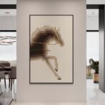 لوحة فنية حديثة للخيل بتدرجات لونية دافئة، مصنوعة من مواد عالية الجودة، تضفي لمسة فنية على المساحات.