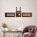 لوحة ديكور خشبية بتصميم الكعبة، بلون بني، مع تفاصيل دقيقة ومعمارية مميزة.