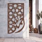 لوحة ديكور خشبية بتصميم "الحمدلله" بلون بني، مقاس 40×70 سم، تناسب الأجواء العصرية.