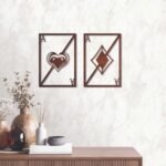 لوحة ديكور خشبية بتصميم شدة، باللون البني مع أشكال قلب ومربع، تضيف لمسة فنية للمساحات الداخلية.