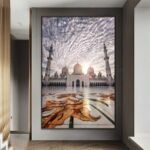 لوحة قماشية بتصميم إسلامي يبرز مسجدًا مع قبة ذهبية وألوان دافئة في إطار عصري.