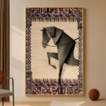 لوحة قماشية بتصميم تجريدي لحصان بلون رمادي مع برواز خشبي مزخرف بألوان دافئة.