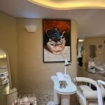 لوحة جبسية ملونة تصور إبريق شاي في وعاء، بتصميم أنيق يتناسب مع الديكور الداخلي العصري.