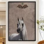 لوحة قماشية بتصميم خيل أبيض مع برواز مجوف، خلفية بلون رمادي دافئ.