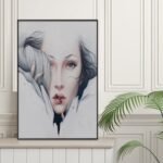 لوحة قماشية بتصميم مودرن تظهر وجه امرأة بتفاصيل دقيقة، محاطة بإطار مجوف أنيق.