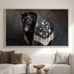 لوحة قماشية بتصميم خيل أسود مزين بغطاء مزخرف وأطراف من الشراشيب، داخل برواز عصري.
