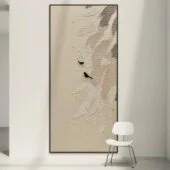 لوحة جبسية بتصميم عصري، ألوان دافئة، مع تفاصيل بارزة لشكل طيور صغيرة.