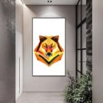 لوحة قماشية بتصميم حديث لرأس أسد بألوان دافئة، موضوعة في إطار مجوف أنيق.