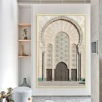 لوحة قماشية بتصميم مسجد مزخرف بألوان دافئة وإطار مجوف أنيق.