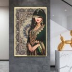 لوحة قماشية بتصميم فتاة عربية ترتدي زيًا تقليديًا باللون الأخضر مع برواز مجوف مزخرف.