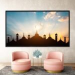 لوحة قماشية بتصميم إسلامي بالألوان الزاهية، مع برواز مجوف يبرز جمال التفاصيل المعمارية.
