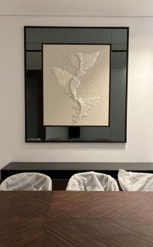 مرايا لون اسود وسطها لوحة