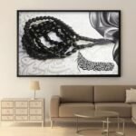 لوحة قماشية بتصميم الفن الإسلامي بألوان رمادية وسوداء مع برواز مجوف، تظهر سبحة مزخرفة.