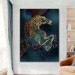 لوحة قماشية بتصميم حصان ملون بألوان ذهبية وزرقاء، مع برواز مجوف أنيق.