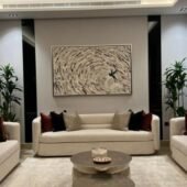 لوحة جبسية فنية بألوان محايدة وتصميم دائري، تضيف لمسة جمالية عصرية للديكور الداخلي.