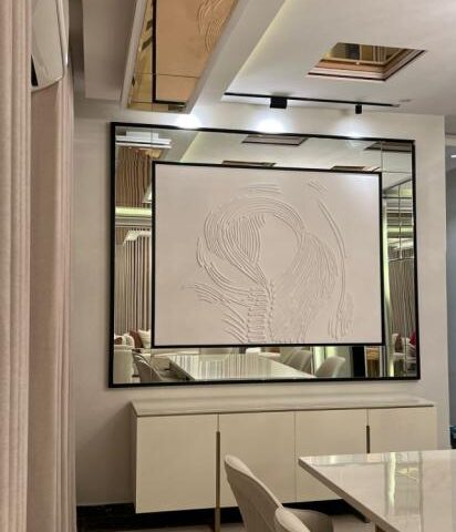 مرايا كلاسيك وسطها لوحة