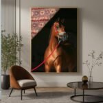 لوحة قماشية بتصميم خيل بني مع برواز مجوف، تعكس الأناقة والجمال.