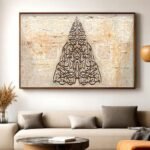 لوحة قماشية بتصميم فني إسلامي، ألوان دافئة، مع برواز خشبي أنيق.
