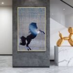 لوحة قماشية بتصميم حصان أسود مع خلفية زرقاء وبرواز مجوف ذهبي، تضفي لمسة فنية على الجدران.