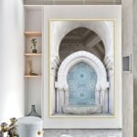 لوحة قماشية بتصميم تقليدي مغربي مع برواز مجوف، تتميز بألوان زاهية ونقوش هندسية رائعة.