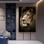 لوحة قماشية بتصميم مودرن لصورة أسد، بألوان دافئة وإطار خشبي أنيق.