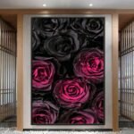 لوحة قماشية بتصميم مودرن تظهر ورود حمراء وسوداء على خلفية داكنة، بإطار مجوف أنيق.