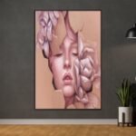 لوحة قماشية بتصميم مودرن تظهر وجه امرأة محاطًا بزهور، بإطار مجوف أنيق.