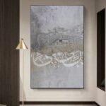 لوحة قماشية بتصميم إسلامي بألوان رمادية مع برواز مجوف، تُظهر مشهدًا تاريخيًا وخط عربي زخرفي.