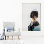 لوحة قماشية بتصميم مودرن، ألوان دافئة، إطار مجوف، تعكس صورة ظلية مع طبيعة خضراء.