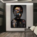 لوحة قماشية بتصميم مودرن ملون مع برواز مجوف تظهر وجهًا بأسلوب تجريدي فني.