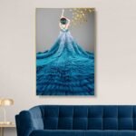 لوحة قماشية بتصميم مودرن تظهر امرأة ترتدي فستاناً بتدرجات الأزرق مع برواز مجوف أنيق.